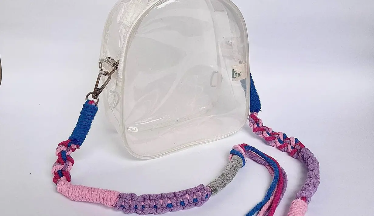 Fashion item dengan material transparan akan semakin banyak kita temukan. Plastik bening akan semakin tampil mahal dan meningkatkan penampilan [@ot.tyco]