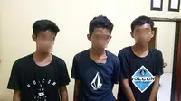 Tiga dari empat pelajar yang diduga terlibat pengeroyokan terhadap seorang anggota Kostrad di Luwu, Sulsel. (Liputan6.com/Eka Hakim)