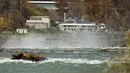 Sebuah kapal yang karam di atas Horseshoe Falls dari Air Terjun Niagara setelah bergeser di Ontario, Kanada, Senin (4/11/2019). Dikenal sebagai 'Iron Scow', kapal tersebut merupakan ikon Air Terjun Niagara setelah terjebak di batu selama 101 tahun. (Tara Walton/The Canadian Press via AP)