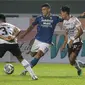 Pemain Persib Bandung, Ciro Alves (tengah) dibayangi dua pemain Bali United, Andhika Wijaya (kiri) dan Novri Setiawan saat babak penyisihan Grup C Piala Presiden 2022 antara Persib Bandung melawan Bali United di Stadion Gelora Bandung Lautan Api, Bandung, Minggu (12/06/2022). (Bola.com/Bagaskara Lazuardi)