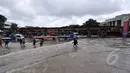Genangan air di Kelapa Gading mencapai lutut orang dewasa. Menurut Kadin DKI Jakarta, kerugian akibat banjir di Jakarta mencapai Rp 1,5 triliun tiap harinya, Selasa (10/2/2015).(Liputan6.com/Faizal Fanani)