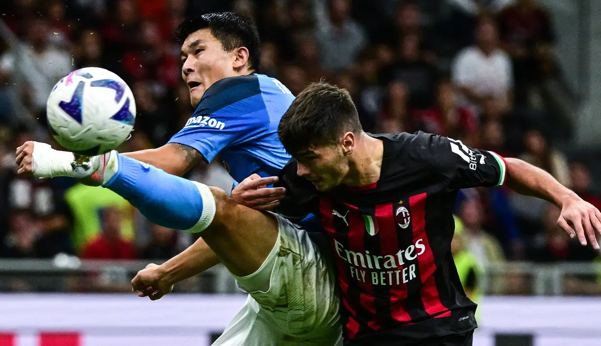 Kim Min Jae langsung nyetel dengan permainan Napoli sejak didatangkan dari Fenerbahce pada musim panas 2022 ini. Ia diboyong dengan harga 20 juta euro. Pria asal Korea Selatan itu berhasil diandalkan sebagai pemain bertahan di skuad Partenopei. Sejauh ini, Kim Min Jae telah mencatatkan 10 penampilan dengan mencetak 2 gol di Liga Italia. (AFP/Miguel Medina)