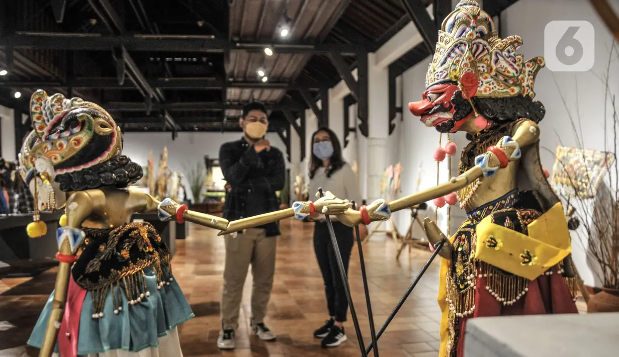Pengunjung mengamati salah satu koleksi wayang yang ditampilkan dalam pameran 'Wayang Rupa Kita' di Bentara Budaya, Palmerah, Jakarta, Senin (22/11/2021). Pameran dikemas menarik dan relevan dengan fenomena yang dihadapi saat ini. (merdeka.com/Iqbal S. Nugroho)