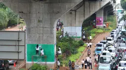 Suasana pembuatan mural oleh siswa SMK N 46 Jakarta di bawah kolong jalan layang non tol Kasablangka, Jakarta, Jumat (1/12). Mural tersebut di lakukan untuk mempercantik kawasan tersebut. (Liputan6.com/Angga Yuniar)