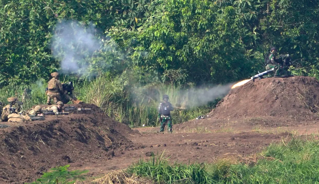 Tentara Amerika Serikat meluncurkan rudal antitank Javelin untuk menyerang sasaran saat latihan militer gabungan Super Garuda Shield 2022 di Baturaja, Sumatera Selatan, Indonesia, Jumat (12/8/2022). (AP Photo/Dita Alangkara)