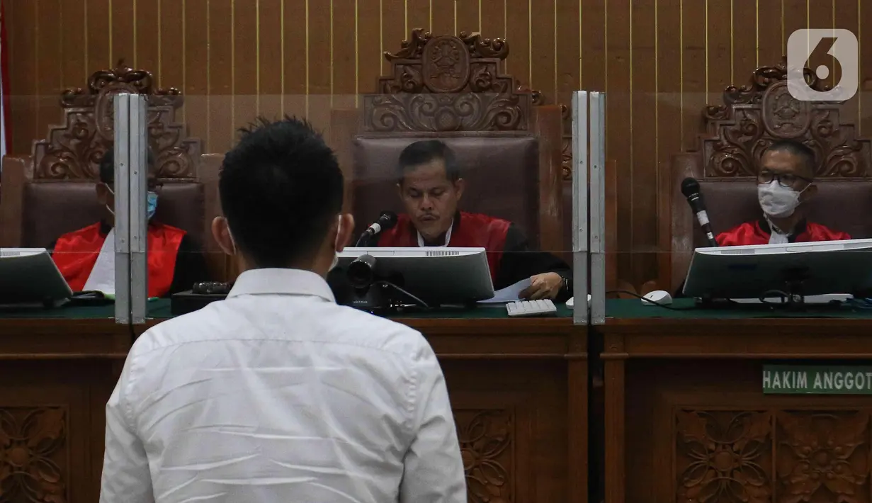 Majelis Hakim Pengadilan Negeri (PN) Jakarta Selatan saat membacakan vonis untuk Chuck Putranto, terdakwa perintangan proses penyidikan terkait pengusutan kasus pembunuhan berencana terhadap Nofriansyah Yosua Hutabarat atau Brigadir J, Jumat (24/2/2023). Dalam kasus ini, Chuck Putranto dinilai terlibat perintangan proses penyidikan bersama dengan Ferdy Sambo, Hendra Kurniawan, Agus Nurpatria, Arif Rachman Arifin, Baiquni Wibowo, dan Irfan Widyanto. (Liputan6.com/Herman Zakharia)