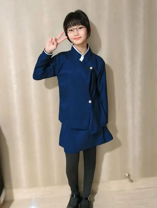 Bilqis juga terlihat berpose dengan gaya khas yang sering ditemukan dalam budaya pop Jepang. Ia mengangkat satu tangan dengan simbol "peace," menunjukkan ekspresi ceria dan percaya diri. Kombinasi busana dan gayanya ini semakin membuat netizen gemas hingga membanjiri kolom komentar dengan pujian.  (Liputan6.com/IG/@ayutingting92)
