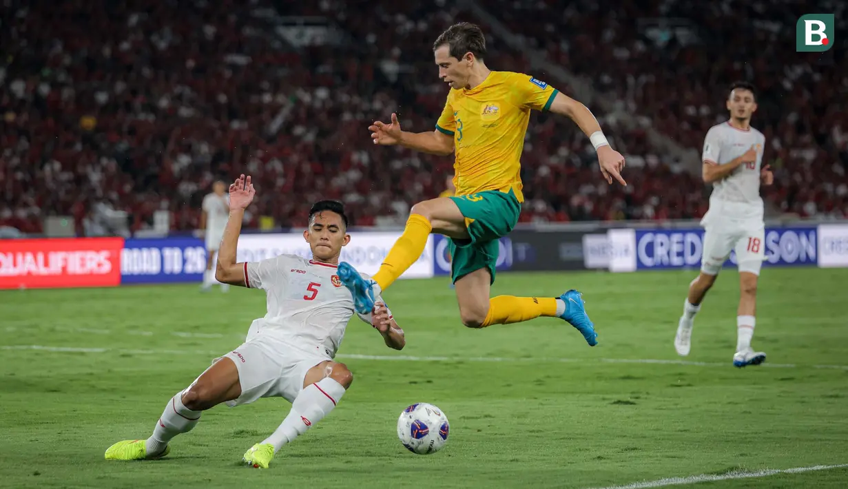 <p>Pemain Timnas Indonesia,&nbsp;Rizky Ridho, berusaha menghadang pemain Australia,&nbsp;Craig Goodwin, pada laga kedua Grup C Kualifikasi Piala Dunia 2026 Zona Asia di Stadion Utama Gelora Bung Karno (SUGBK), Jakarta Pusat, pada Selasa (10/9/2024). (Bola.com/Bagaskara Lazuardi)</p>