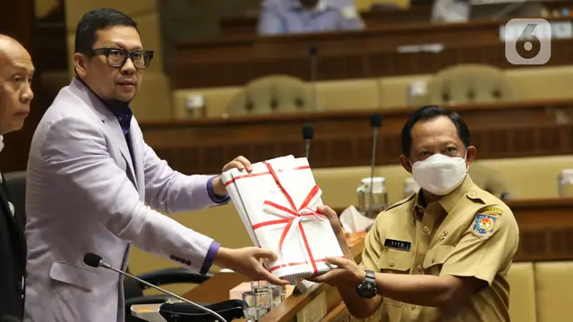 Mendagri Serahkan DIM Pembetukan Provinsi Baru di Papua