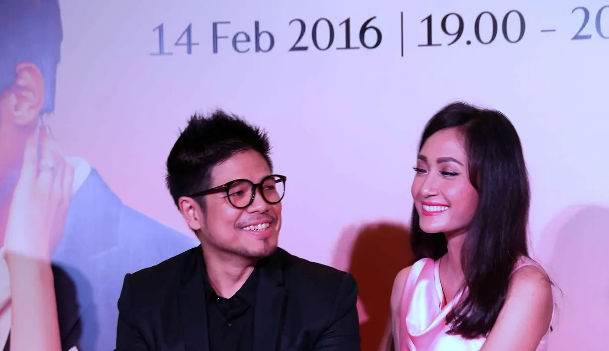 Saat ditemui di kawasan Epicentrum, Jakarta Selatan, Kamis (28/1/2016), pasangan ini mengenang saat lamaran. Cincin kawin yang menjadi simbol dalam lamaran tidak terbawa. (Nurwahyunan/Bintang.com)