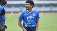 Penyerang Persib Bansung Ferdinand Sinaga telah mengikuti latihan perdananya di Stadion Gelora Bandung Lautan Api (GBLA), Kamis (11/3/20201). (Foto: MO Persib)
