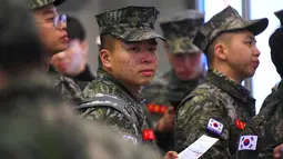 Tentara Korea Selatan mengantre untuk konseling saat mengikuti job fair di ruang pameran KINTEX, Goyang, Korea Selatan, Rabu (20/3). Job fair ini diselenggarakan oleh Kementerian Pertahanan Korea Selatan. (JUNG Yeon-Je/AFP)