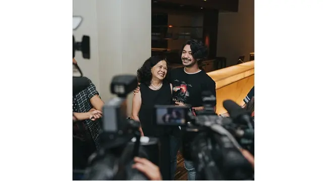 6 Potret Kedekatan Reza Rahadian dan Ibunda yang Jarang Tersorot, Sosok Terpenting