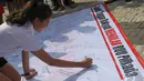 Para demonstran menandatangi petisi yang telah disiapkan sebagai wujud penolakan terhadap RUU Pilkada, Jakarta, Minggu (21/9/2014) (Liputan6.com/Faizal Fanani)