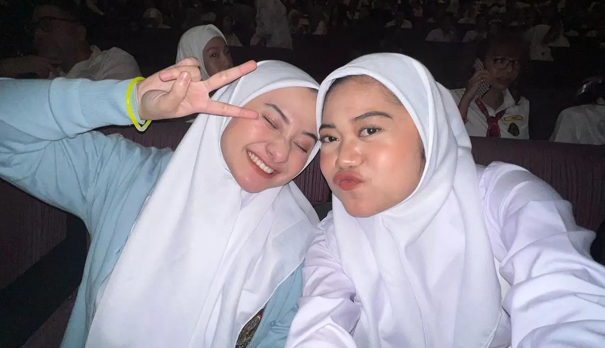 Pakai seragam putih abu-abu bareng sahabatnya, Nadya Meidina, Nadzira Shafa sukses mencuri perhatian para penggemarnya. Namun netizen seketika menyoroti warna mata perempuan kelahiran tahun 2000 itu dengan perpaduan biru dan cokelat.   (Liputan6.com/IG/@enazirashf_)