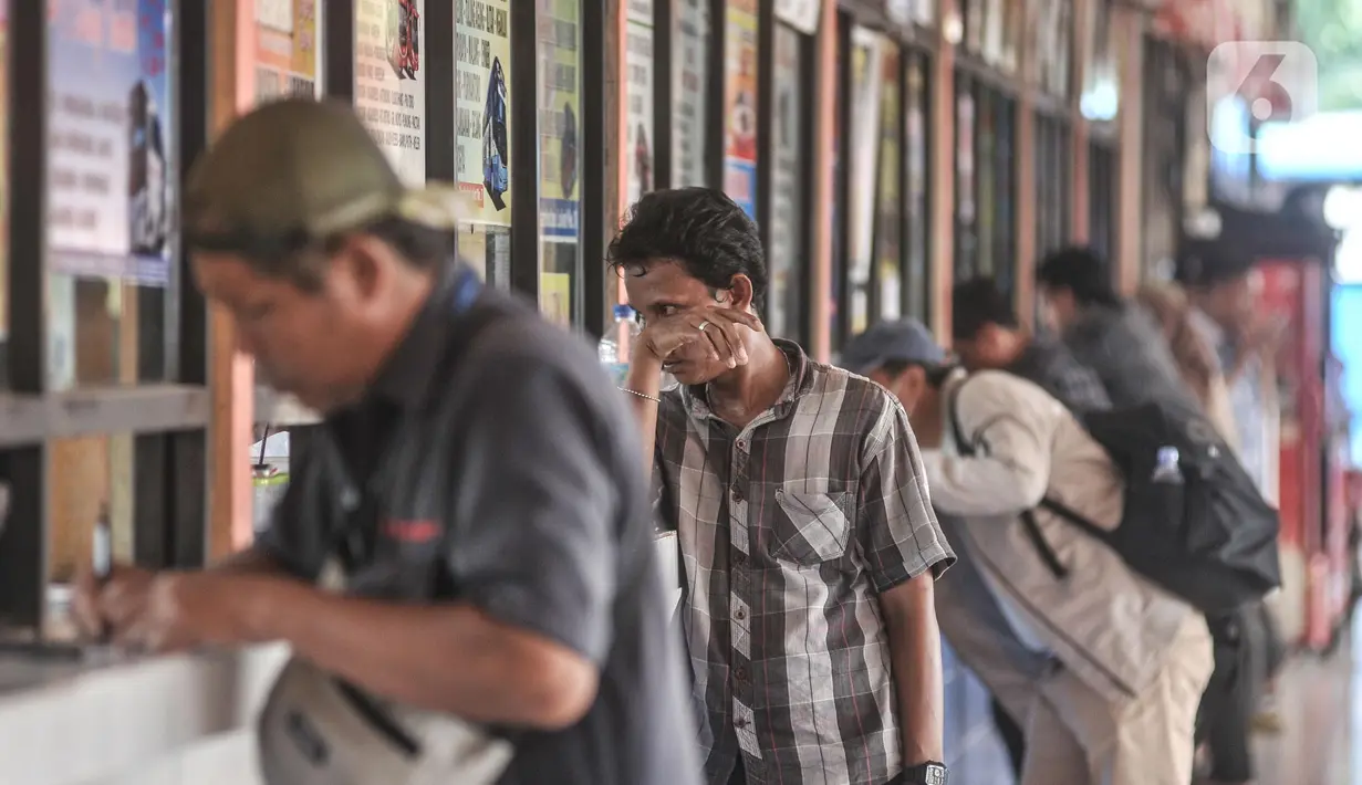 Calon penumpang saat membeli tiket bus AKAP di loket Terminal Kampung Rambutan, Jakarta Timur, Selasa (20/12/2022). Petugas Dinas Perhubungan Terminal Kampung Rambutan mengatakan jumlah penumpang tujuan kota di Sumatera, Jawa, dan Bali mengalami peningkatan hampir 10 persen dibandingkan hari biasa jelang liburan Natal 2022 dan Tahun Baru 2023. (merdeka.com/Iqbal S. Nugroho)