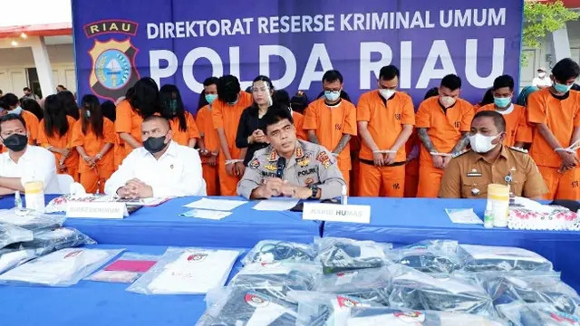 Konferensi pers pengungkapan operator judi online di sebuah ruko di Pekanbaru.