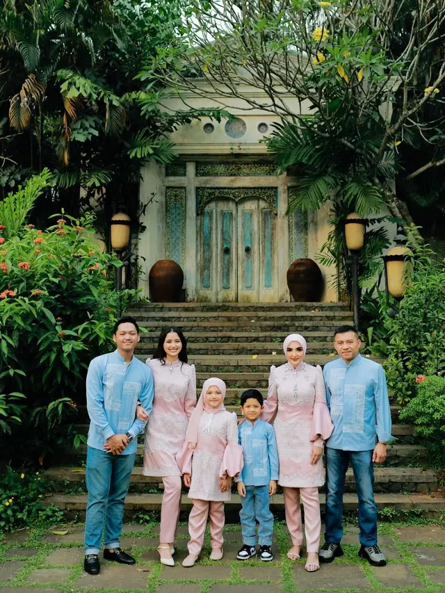 8 Potret Sarah Menzel dengan Keluarga Azriel Hermansyah, Bak Menantu Sendiri
