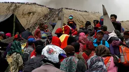 Sejumlah  warga suku Tengger saat akan menaiki tangga menuju kawah gunung Bromo, Probolinggo, Rabu (20/7). Warga nantinya akan memberi persembahan sesajen kepada Sang Hyang Widhi berupa ternak dan hasil pertanian. (REUTERS / Beawiharta) 