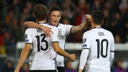 Ekspresi pemain Jerman, Julian Draxler, setelah mencetak gol pertama ke gawang Irlandia Utara pada laga Grup C Kualifikasi Piala Dunia 2018 zona Eropa, di HDI-Arena, Hanover, Rabu (12/10/2016) dini hari WIB. (Reuters/Kai Pfaffenbach)