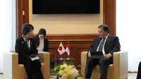 Menteri Koordinator Bidang Perekonomian Airlangga Hartarto bertemu dengan Menteri Luar Negeri Jepang Yoko Kamikawa dalam sebuah pertemuan bilateral di sela-sela acara OECD Ministerial Council Meeting (MCM) 2024 di Paris, Prancis, Kamis (2/5/2024). (Dok Kemenko&nbsp;Perekonomian)