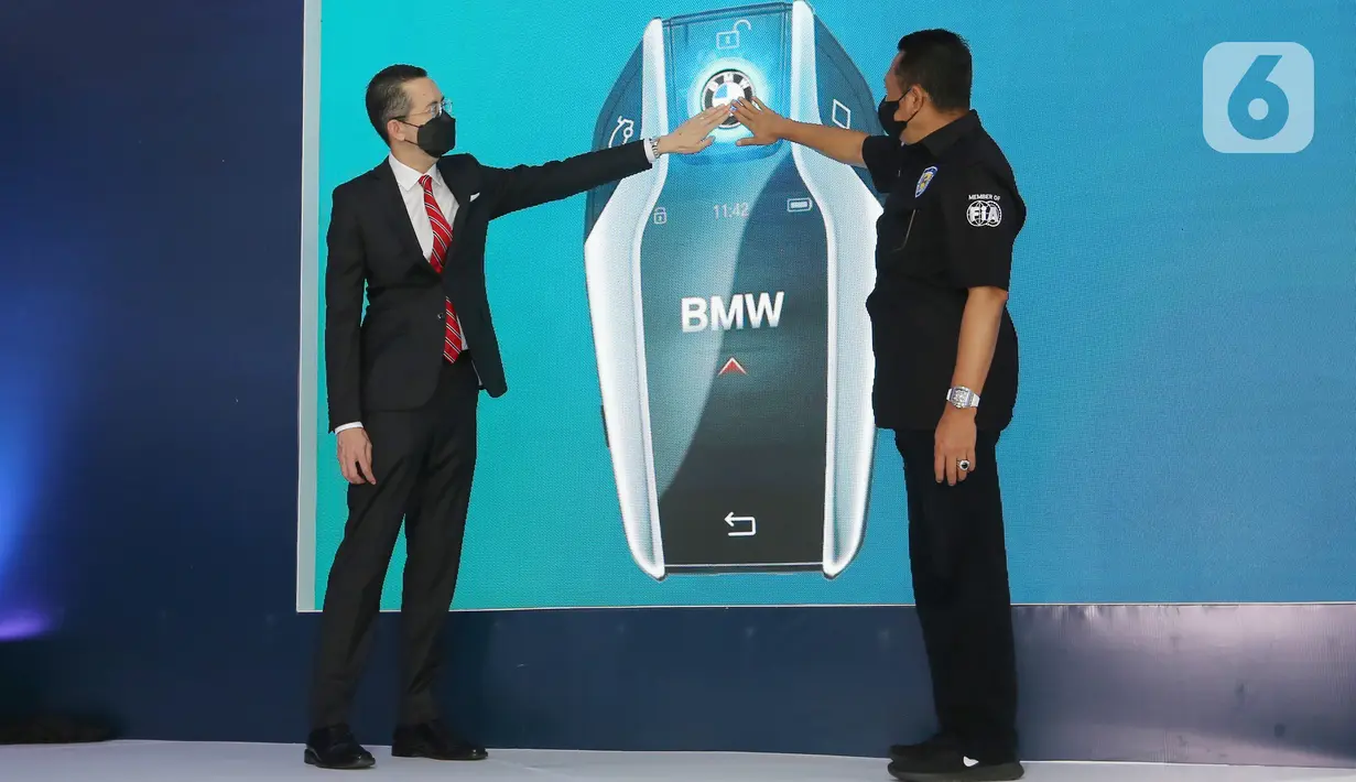 (ki-ka) President Director BMW Group Indonesia Ramesh Divyanathan dan Ketua MPR RI sekaligus Ketua Umum IMI Bambang Soesatyo menekan tombol pada pembukaan BMW Ultima yang merupakan fasilitas perbaikan dan pengecatan BMW dan MINI di Tangerang Selatan, Rabu (16/03/2022). (Liputan6.com/Fery Pradolo) 