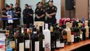 Sejumlah minuman impor yang disita oleh Petugas Bea dan Cukai di kantor KPU Bea Cukai, Tanjung Priok, Jakarta, (30/12). Sebanyak 63 dokumen diamankan karena terdapat barang yang dilarang dan pembatasan impornya. (Liputan6.com/Angga Yuniar)