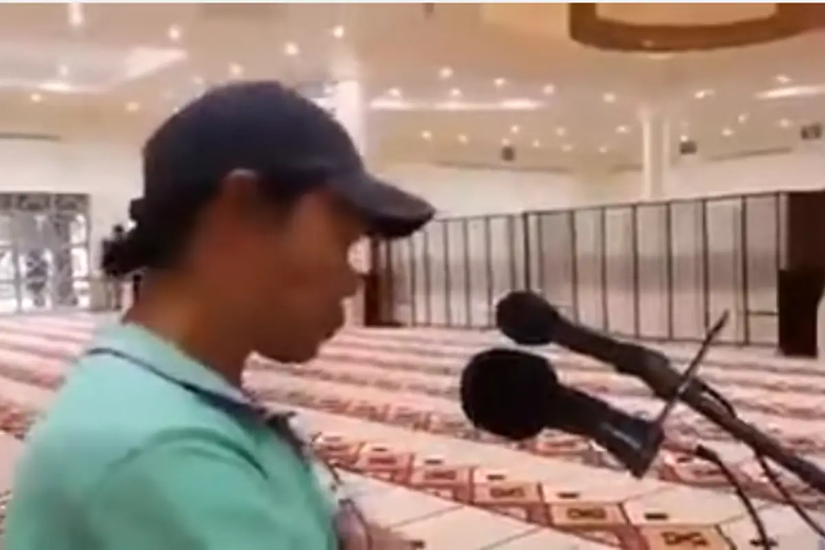 Berpakaian Seperti Preman, Pria Ini Memukau Jamaah Masjid di Arab
