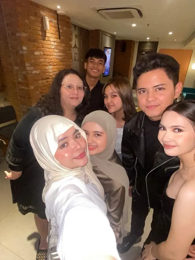 6 Potret Ibunda Richelle Skornicki dan Aliando Saling Bertemu, Sebut Calon Besan