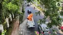 Sebuah mobil gunner spraying melakukan penyemprotan cairan disinfektan di kawasan Senayan, Jakarta, Senin (31/8/2020). PMI bersama TNI dan Polri melakukan penyemprotan sebagai upaya pencegahan COVID-19 yang menembus angka 1.094 kasus positif pada Minggu (30/8). (Liputan6.com/Fery Pradolo)