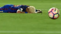 Reaksi striker Barcelona, Neymar, pada laga melawan Alaves di Camp Nou, Barcelona, Sabtu (10/9/2016). (AFP/Lluis Gene)