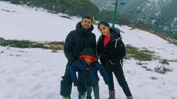 Keseruan Rafathar dengan keluarganya saat liburan juga terjadi di hamparan Salju Australia. Rafathar terlihat sekali begitu kedinginan. Ia memakai jaket tebal. Meski begitu pengalaman liburan menikmati salju adalah hal yang berkesan bagi Rafathar. (Liputan6.com/IG/@raffinagita1717)