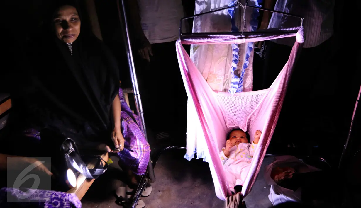 Seorang bayi terpaksa di boyong ke lokasi pengungsian di Pidie Jaya, Aceh, Kamis (8/12). Setelah gempa berkekuatan 6,5 SR mengguncang Kabupaten Pidie Jaya, sekitar 10 ribu warga tiga kabupaten di Aceh mengungsi ke tempat aman. (Liputan6.com/Angga Yuniar)