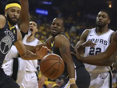 Para pemain Warriors berebut bola dengan pemain San Antonio Spurs pada game kedua putaran pertama playoffs NBA Basketball di Oracle Arena, Oakland, California, (16/4/2018). Warriors menang 116-101. (AP/Ben Margot)