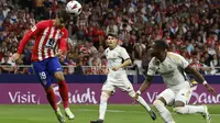 Pemain Atletico Madrid, Alvaro Morata (kiri), berhasil mencetak gol ketiga ke gawang Real Madrid dalam pertandingan pekan keenam La Liga Spanyol 2023/2024 yang berlangsung di Metropolitano stadium, Madrid, Senin (25/9/2023). Gol ketiga ini tercipta berkat kerjasama apik antara Antoine Griezmann dan Saul Niguez. (AFP/Oscar Del Pozo)