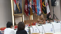Komisioner KPU, Pramono Ubaid Tanthowi (kedua kanan) memimpin rapat evaluasi debat Cawapres di Gedung KPU, Jakarta, Selasa (19/3). Rapat juga membahas persiapan pelaksanaan debat pilpres keempat dan kelima. (Liputan6.com/Helmi Fithriansyah)