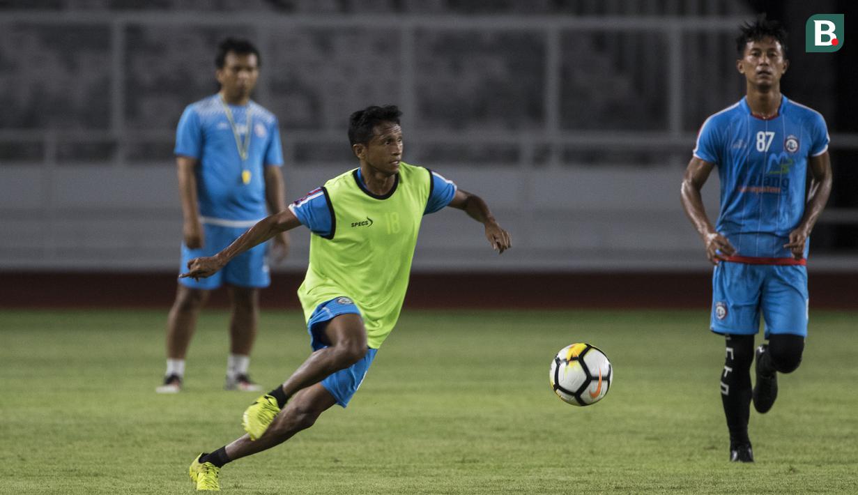 Pemain Arema FC, Ricky Ohorella, mengejar bola saat latihan di SUGBK, Jakarta, Jumat (30/3/2018). Latihan ini persiapan jelang laga Liga 1 melawan Persija Jakarta. (Bola.com/Vitalis Yogi Trisna)