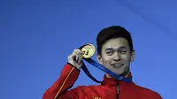 Perenang andalan Tiongkok di Asian Games 2018, Sun Yang saat memenangkan medali emas gaya bebas 200 m Kejuaraan Dunia FINA. (CHRISTOPHE SIMON / AFP)
