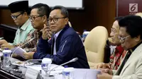 Ketua MPR Zulkifli Hasan (tengah) didamping Wakil Ketua MPR Mahyudin, Hidayat Nur Wahid, EE Mangindaan, dan Oesman Sapta Odang saat rapat di Kompleks Parlemen, Jakarta, Rabu (21/3). Rapat membahas penambahan tiga Wakil Ketua MPR. (Liputan6.com/JohanTallo)