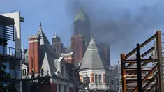 Asap hitam terlihat membubung dari atap Hotel Mandarin Oriental yang mengalami kebakaran di London, Inggris, Rabu (6/6). Sebanyak 20 unit pemadam kebakaran dan 120 petugas pemadam dikerahkan untuk menjinakkan api tersebut. (AFP / Ben STANSALL)