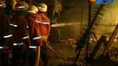 Gudang penyimpanan oli dan puluhan rumah di Jalan Krapu, Ancol, Jakut, hangus terbakar. Hubungan pendek arus listrik diduga menjadi penyebab kebakaran. 
