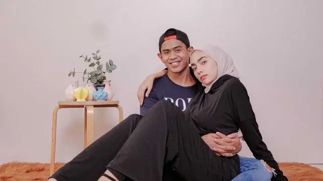 Jarang Terekspos, Ini 6 Momen Kebersamaan Tanboy Kun Bersama Istri