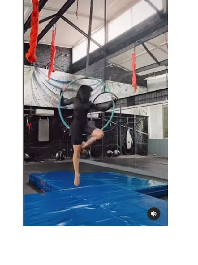 8 Potret Fuji An Jalani Olahraga Aerial Hoops, Banjir Pujian