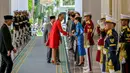 Rangkaian kegiatan Ratu Maxima di Indonesia juga diharapkan mampu memberikan dukungan pada program pemerintah, dalam mengembangkan layanan keuangan yang aman dan berdampak positif bagi kesejahteraan masyarakat. Tampak dalam foto, Presiden Republik Indonesia Prabowo Subianto (kanan) bersama Ratu Maxima dari Belanda (tengah), dalam kapasitasnya sebagai Advokat Khusus Sekretaris Jenderal PBB untuk Kesehatan Keuangan (UNSGSA), sesaat sebelum memasuki Istana Merdeka di Jakarta pada Kamis 27 November 2025. (BAY ISMOYO/AFP)