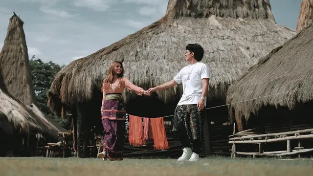 Potret Liburan Atta Halilintar dan Aurel Hermansyah di Sumba. (Sumber: Instagram/attahalilintar dan Instagram/aurelie.hermansyah)
