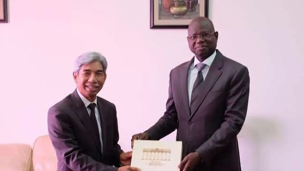 ​Wamenlu RI A.M. Fachir bertemu dengan Menteri Pertahanan Senegal, Augustin Tine, di Dakar, Senegal. (Dokumentasi BDSP/Infomed/Yo2k) 