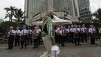 Seorang wanita berjalan di depan para peserta yang sedang bermain angklung saat acara Christmas in Jakarta di Bundaran Hotel Indonesia, Jakarta, Selasa (21/12/2021). Pemerintah Provinsi DKI Jakarta menggelar Christmas in Jakarta dalam rangka menyambut Natal 2021. (Liputan6.com/Johan Tallo)