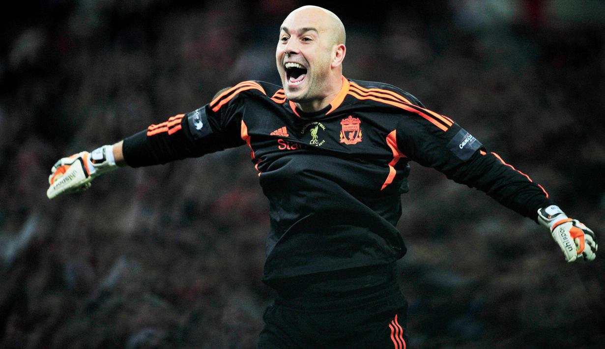 3. Pepe Reina – Kiper berkepala plontos ini adalah jebolan asli La Masia. Delapan tahun berseragam Liverpool, pria asal Spanyol ini mampu menjadi pilihan utama di bawah mistar gawang dan berhasil meraih berbagai trofi untuk The Reds. (AFP/Glyn Kirk)
