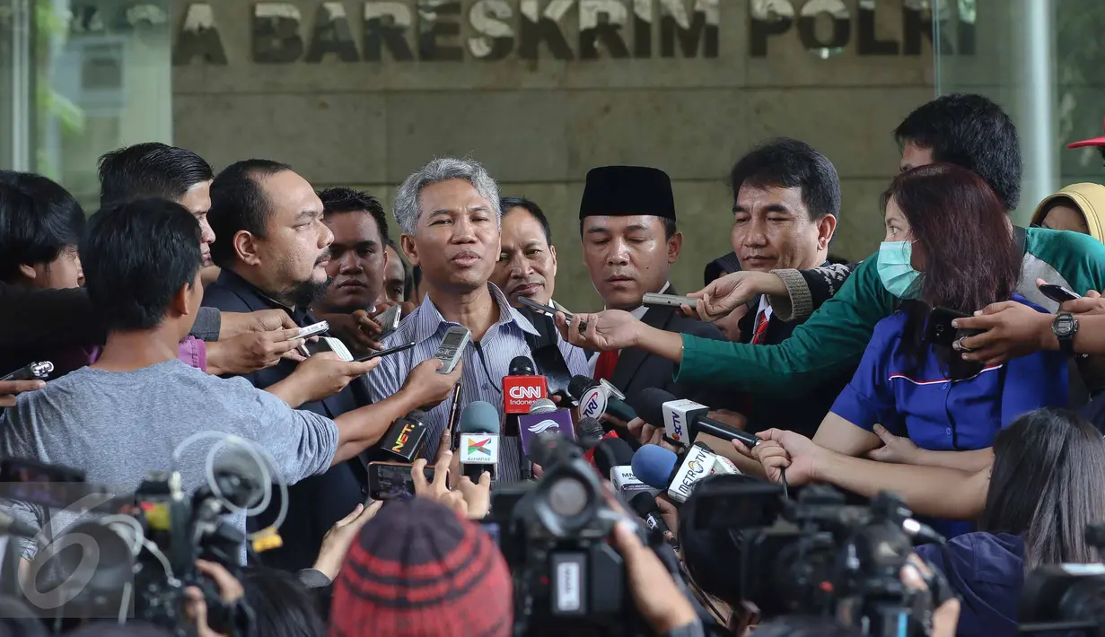 Buni Yani didampingi kuasa hukum memberikan keterangan di depan kantor Bareskrim Polri, Jakarta, Kamis (10/11). Buni Yani akan diperiksa sebagai saksi dalam kasus dugaan penistaan agama oleh Basuki Tjahaja Purnama alias Ahok. (Liputan6.com/Faizal Fanani)