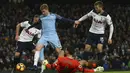 Pemain Manchester City, Kevin De Bruyne berhasil mencuri bola dari dekapan kiper Tottenham Hotspur, Hugo Lloris pada laga Premier League di Etihad stadium, Manchester,(21/1/2017). Manchester City ditahan imbang 2-2 oleh Hotspur.  (AP/Dave Thompson)